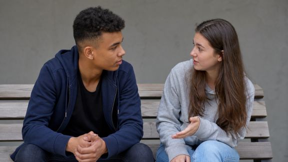 Accompagner un ado dans ses choix d'amitiés : conseils pour renforcer les relations positives