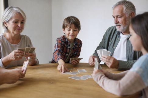 Découverte de jeux de cartes amusants adaptés à toute la famille