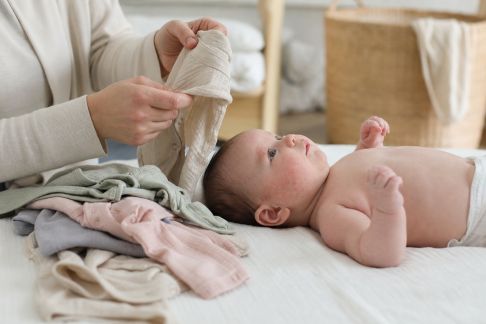 Comment choisir les vêtements adaptés à la peau fragile de bébé ?