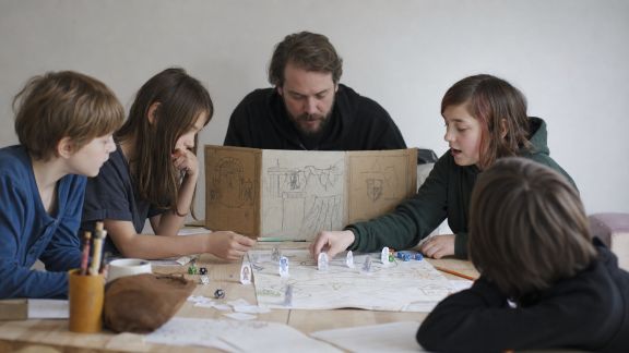 Découvrir les jeux de rôle maison pour explorer l’imaginaire avec les enfants