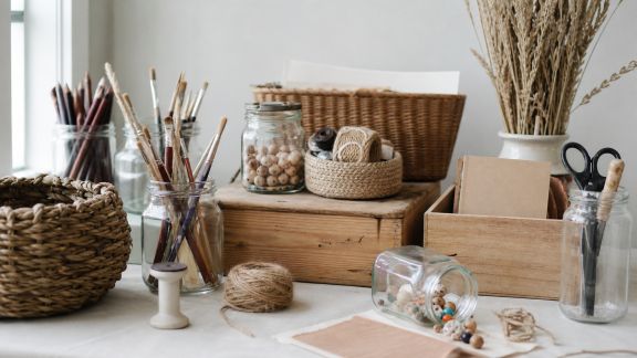 Astuces pour organiser les fournitures créatives et loisirs à la maison