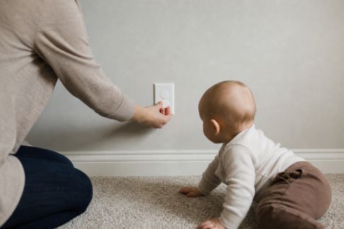 Prévenir les accidents domestiques avec un nourrisson : conseils concrets