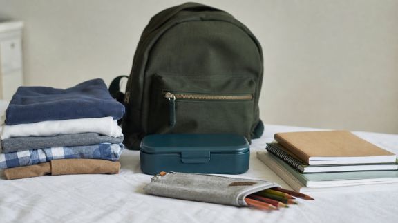 Gagner du temps le matin : organiser les affaires scolaires et vêtements