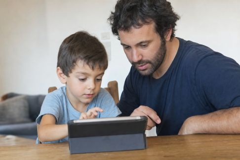 L’impact de l’environnement numérique sur les apprentissages : recommandations familiales