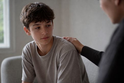 Accompagner un adolescent timide : méthodes et astuces pour favoriser l'ouverture