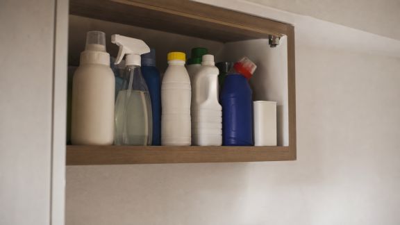 Organiser les produits ménagers de façon sécurisée et pratique