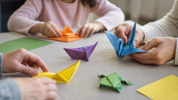 Atelier origami facile : apprendre à plier ensemble animaux et objets