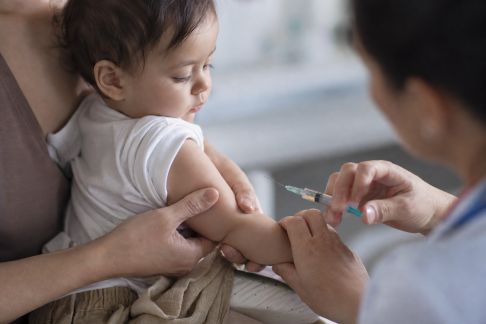 Premiers vaccins de bébé : déroulé, réactions et rassurer les parents