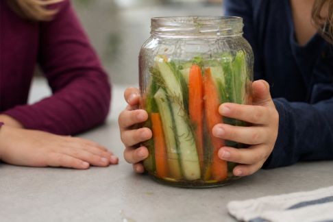 Découvrir la lacto-fermentation avec les enfants : recettes faciles et bienfaits