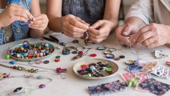 Atelier fabrication de bijoux fantaisie avec matériaux recyclés pour tous les âges