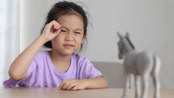 Premiers signes de la myopie : quand s’inquiéter pour la vue de son enfant ?
