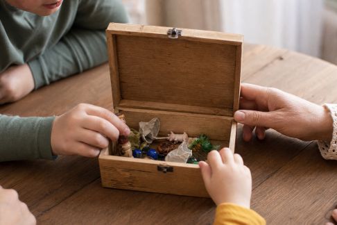 Créer une boîte à énigmes familiale : comment la remplir et l’animer