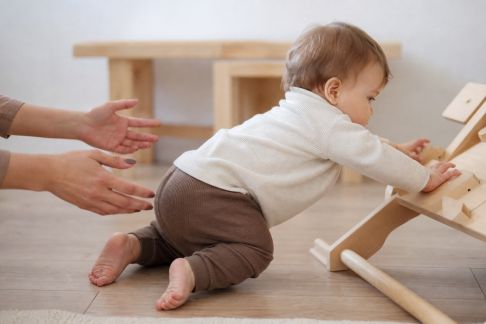 Motricité libre : comment encourager l’autonomie de bébé en toute sécurité ?