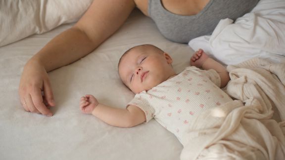 Bébé et sommeil partagé : que disent les experts ?
