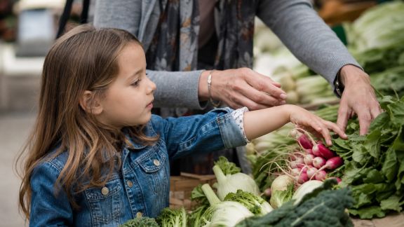 Impliquer les enfants dans le choix et l’achat des ingrédients au marché