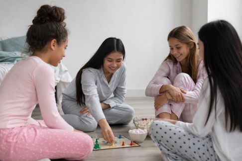 Comment organiser une journée pyjama-party ludique avec activités variées