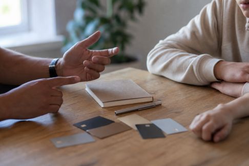 Décrypter les offres bancaires pour optimiser la gestion du budget des familles