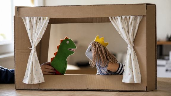 Mettre en scène un spectacle de marionnettes maison facilement avec les enfants