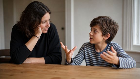 Comment aider un enfant à développer sa pensée critique au quotidien