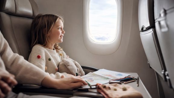 Comment rendre un long trajet en avion agréable pour les enfants
