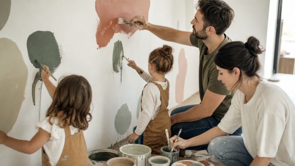 Réaliser une fresque collaborative en famille pour décorer la maison