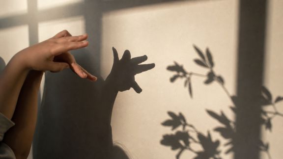 Jeux d’ombres et de lumière : idées d’activités simples à faire chez soi