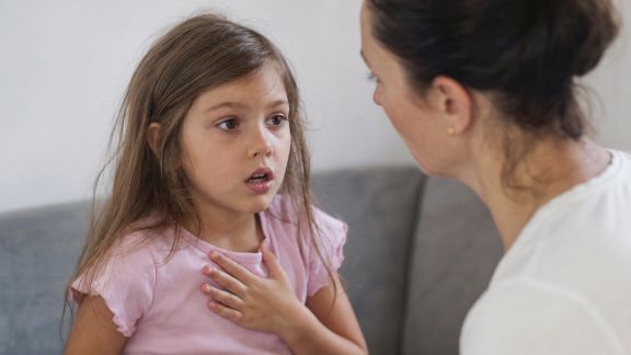 Identifier une gêne respiratoire soudaine chez l’enfant : signes et attitude à adopter