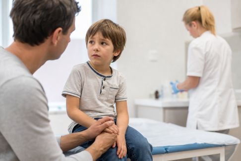 Accompagnement de l’enfant lors des soins médicaux anxiogènes : astuces rassurantes