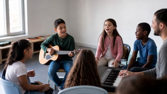Utiliser la musique et le chant pour renforcer les compétences scolaires